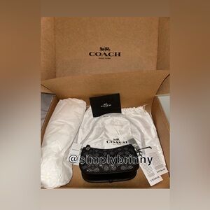 Coach NWT Swinger Bag 20
With Chain In Crystal Signature Jacquard